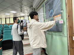 學生參與人管院問答活動圖片