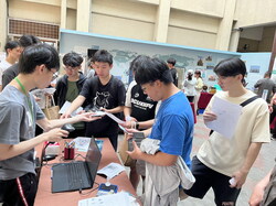 學生參與人管院問答活動圖片