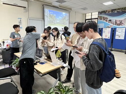 學生參與經管系AI生成海報體驗活動圖片