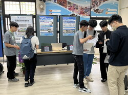 學生參與經管系AI生成海報體驗活動圖片