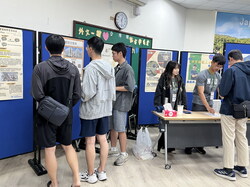 學生觀看休健系實習海報成果展示圖片
